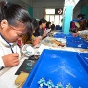 探访义乌市鼎彪饰品厂 衣饰产业的创新与品质之路