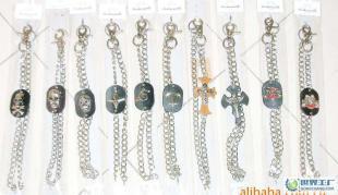 朋克摇滚风饰品腰链与裤链 潮流衣饰的个性宣言